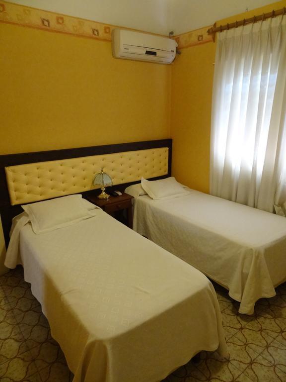 Hotel Mon Petit Villa Carlos Paz Zimmer foto